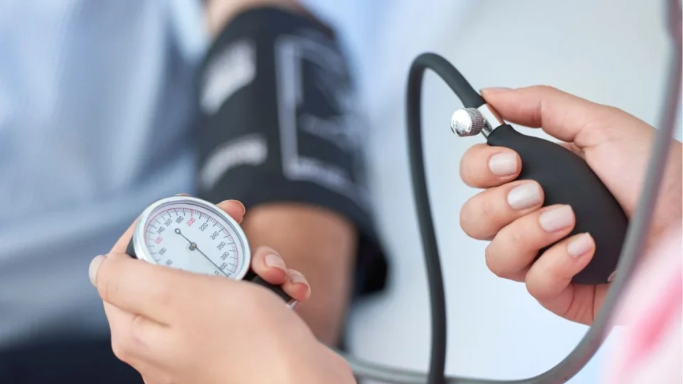 Pressão alta: veja sete hábitos que podem ajudar a controlá-la e proteger o coração