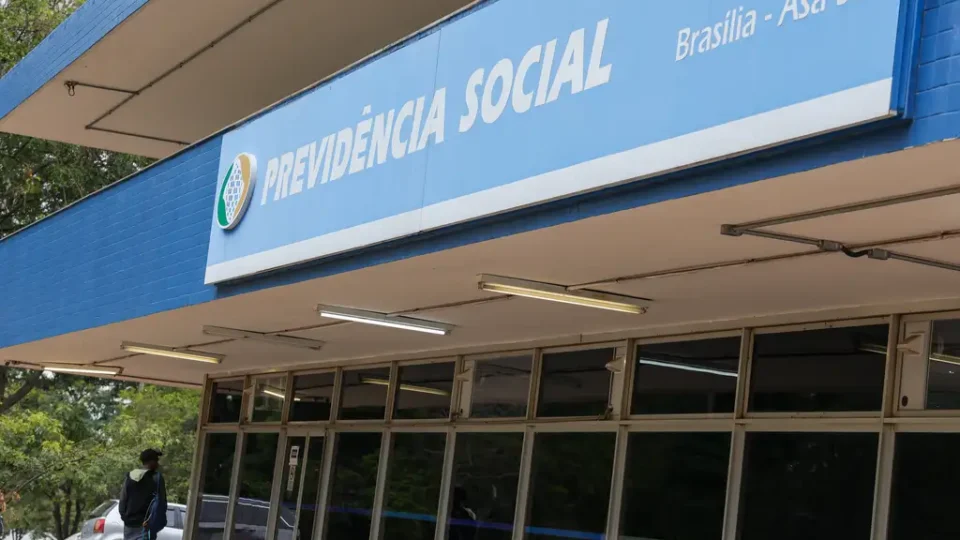 Fila do INSS cai para 1,55 milhão em julho, com alta de 66,5% nos pedidos negados no ano