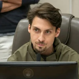 Filho de Bolsonaro pode perder vaga em comissão em Balneário Camboriú por faltas