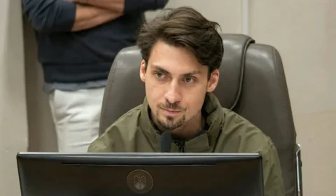 Filho de Bolsonaro pode perder vaga em comissão em Balneário Camboriú por faltas
