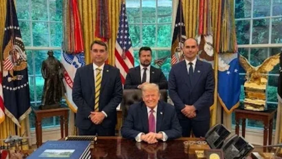 Datafolha: Para 52%, Trump quer ajudar Flávio Bolsonaro com tarifaço