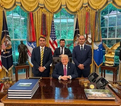 Legenda: Flávio (à esq), Paulo (centro) e Eduardo (à dir) durante visita ao presidente Donald Trump - Crédito: Reprodução Instagram Paulo Figueiredo