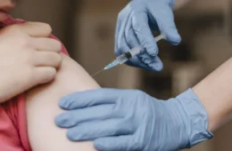 Vacina experimental reduz risco de retorno do melanoma, aponta estudo preliminar