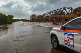 Chuvas e vendavais causam danos em 143 cidades do RS, e há risco de inundações