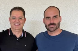 Enquanto Brasil lamenta eliminação, Sóstenes e Eduardo ironizam pênalti perdido: ‘Aos 13 minutos’