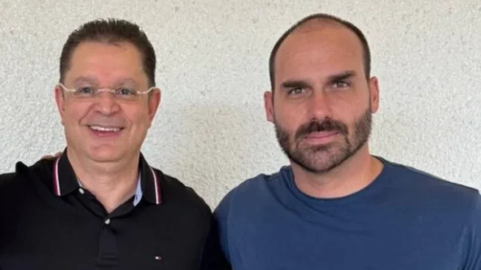 Enquanto Brasil lamenta eliminação, Sóstenes e Eduardo ironizam pênalti perdido: ‘Aos 13 minutos’