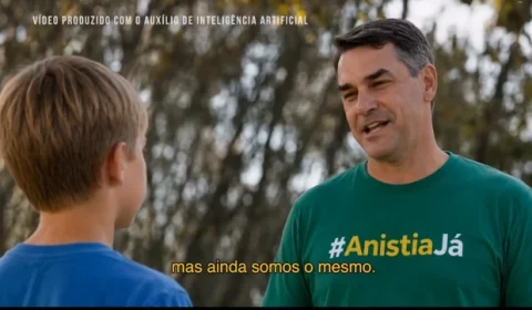 Estranho patriota: Flávio aposta em inglês e estética americana em vídeo de campanha
