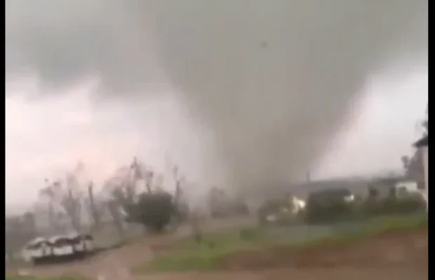 Tornado atinge cidade no RS, e Defesa Civil emite alerta máximo para Porto Alegre e região