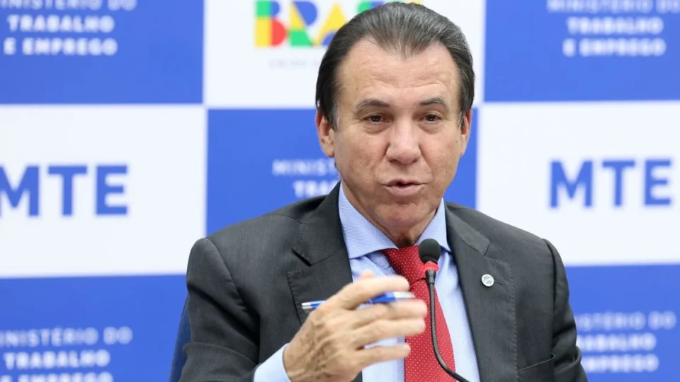 Ministro defende proibir bets no Brasil para conter adoecimento no trabalho