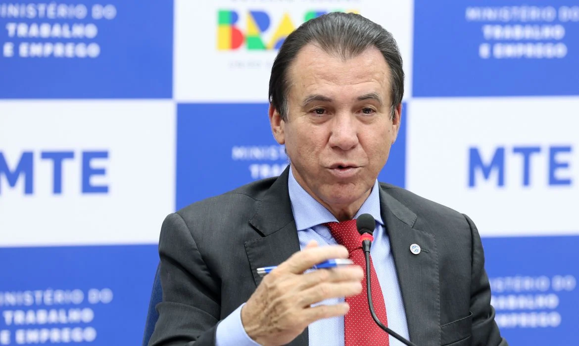 Ministro defende proibir bets no Brasil para conter adoecimento no trabalho