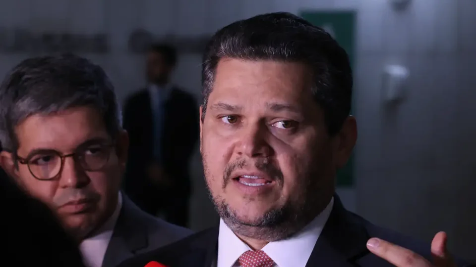 Davi Alcolumbre envia PEC do fim da escala 6×1 para CCJ do Senado