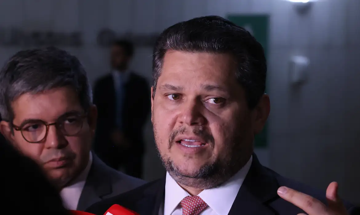 Davi Alcolumbre envia PEC do fim da escala 6×1 para CCJ do Senado