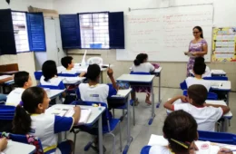 Ideb 2025 mostra avanços lentos na educação e desafios na matemática