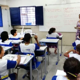 Ideb 2025 mostra avanços lentos na educação e desafios na matemática