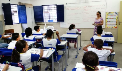 Ideb 2025 mostra avanços lentos na educação e desafios na matemática