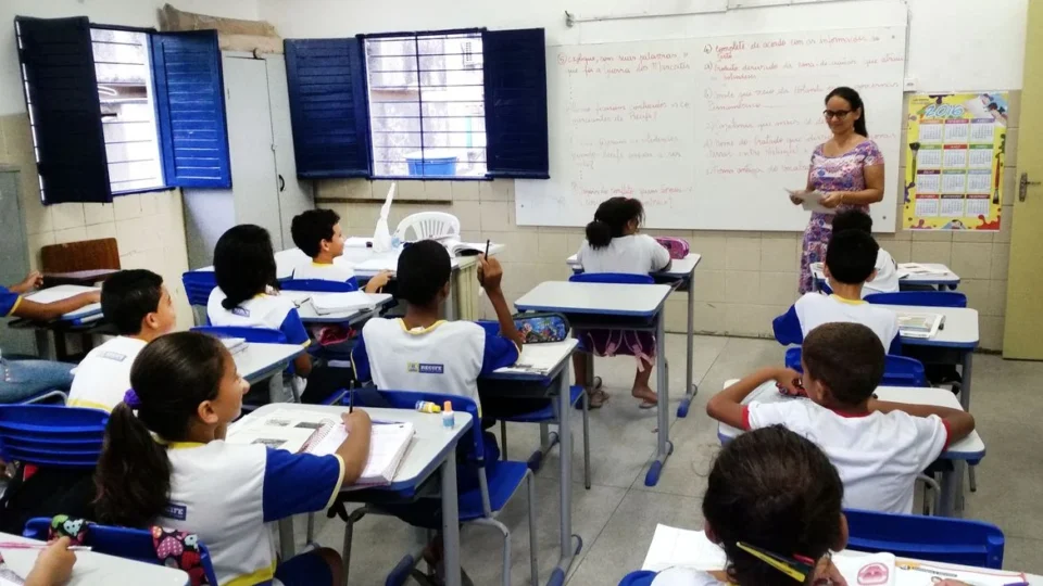 Ideb 2025 mostra avanços lentos na educação e desafios na matemática