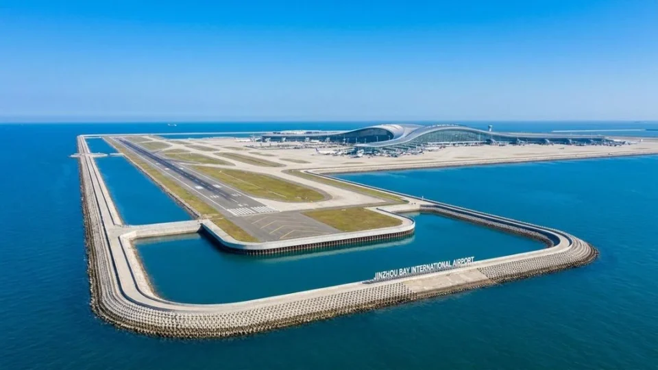 China aposta em aeroporto flutuante para ampliar capacidade aérea sobre o mar