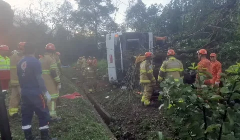 Acidente com ônibus de turismo deixa 10 mortos em Petrópolis (RJ)