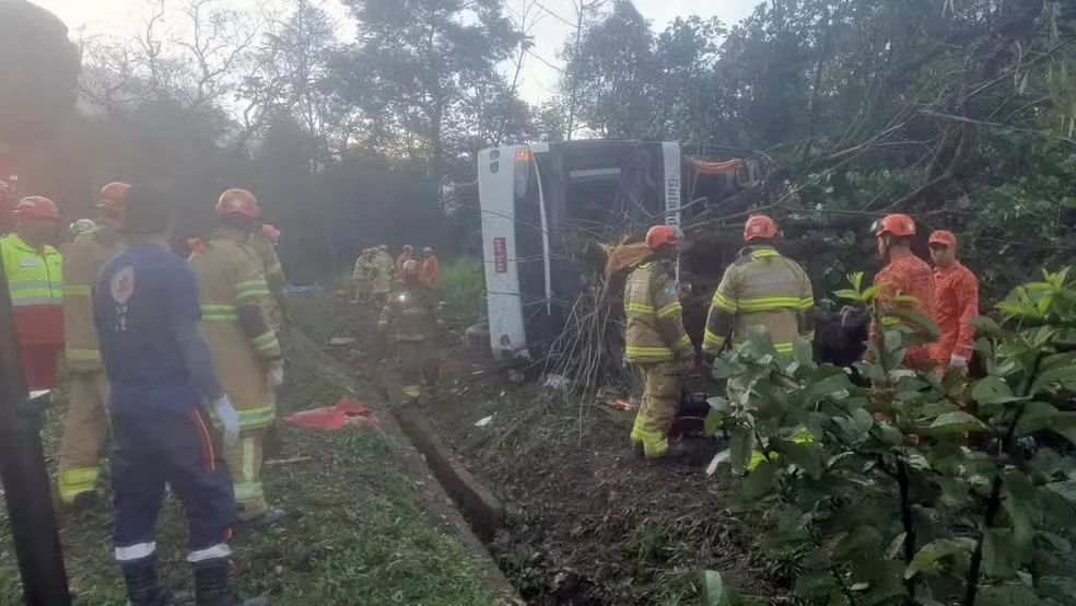 Acidente com ônibus de turismo deixa 9 mortos em Petrópolis (RJ)