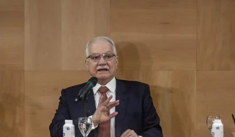 Fachin dá 5 dias para Mendonça e Gonet responderem acusação de Moraes