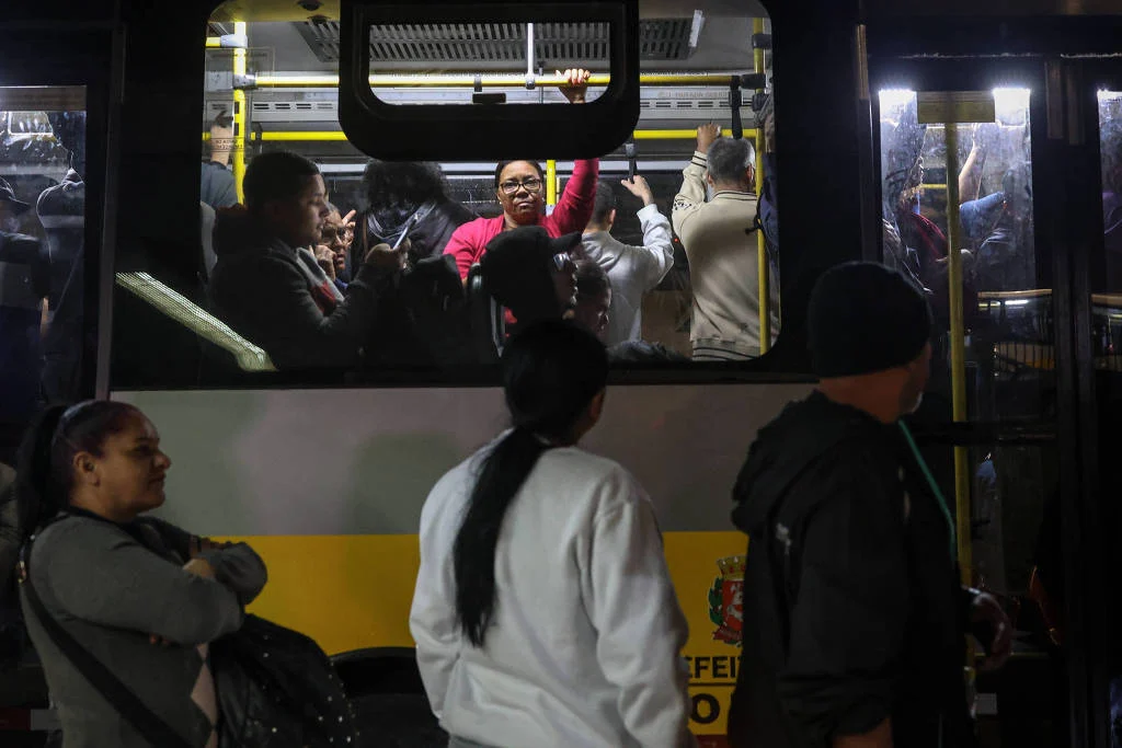 Ônibus para Itaquera saindo lotado do terminal Guaianases durante a greve dos ferroviários - Felipe Iruatã/Folhapress