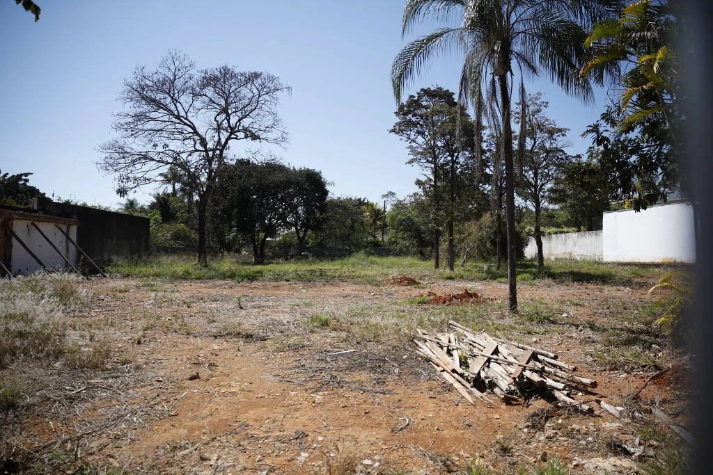 Terreno na QI 5 do Lago Sul, área valorizada de Brasília, onde o TCU pretende construir uma das casas funcionais - Pedro Ladeira /Folhapress