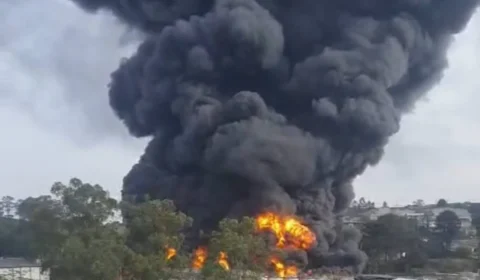 Incêndio de grandes proporções atinge indústria com solventes em SP