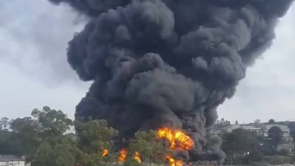 Incêndio de grandes proporções atinge indústria com solventes em SP