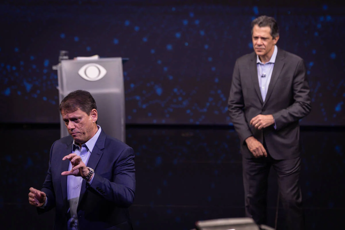 Os candidatos ao governo de São Paulo Tarcísio de Freitas (Republicanos), a frente, e Fernando Haddad (PT), ao fundo, durante debate promovido pela Band - Bruno Santos - 9.ago.2026/Folhapress