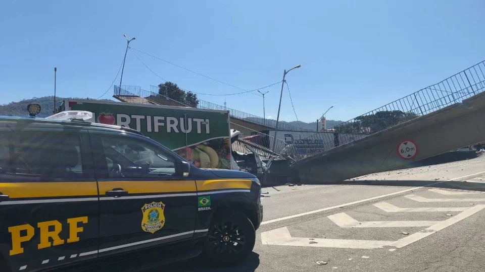 Passarela desaba após ser atingida por caminhão e deixa 2 mortos em SP; veja vídeo