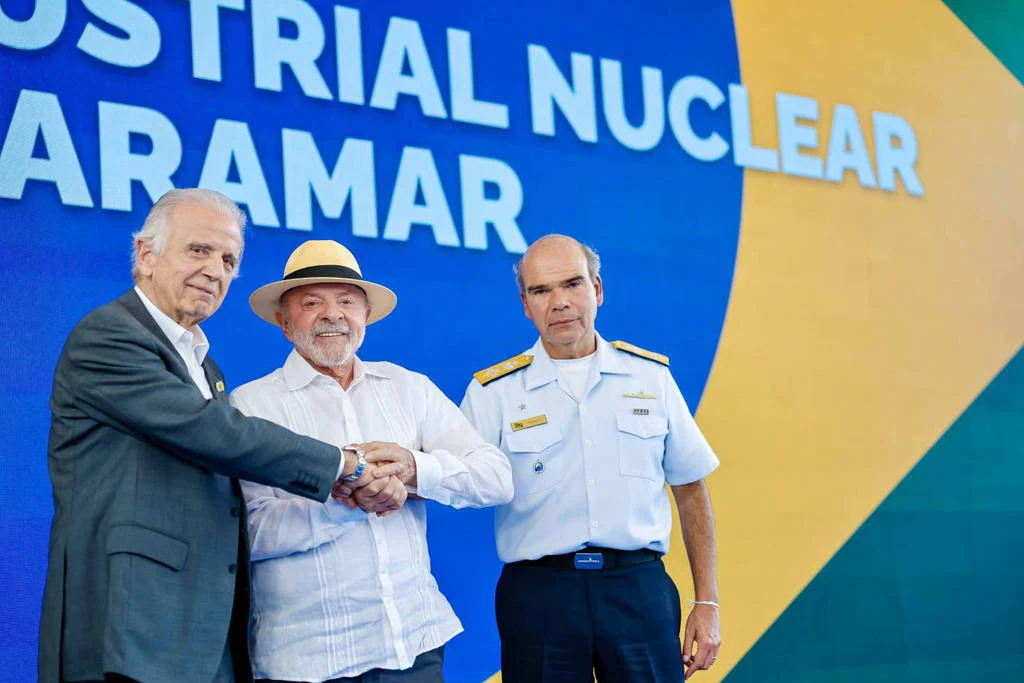 Lula entre o ministro José Múcio (Defesa) e o comandante da Marinha, Marcos Olsen, no centro nuclear da Força em Iperó (SP) - Ricardo Stuckert - 19.ago.26/PR