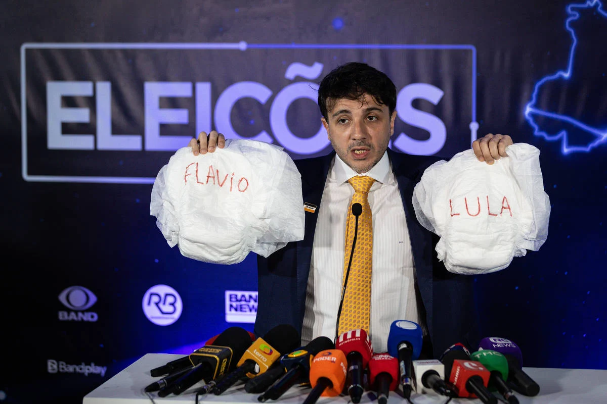 Renan Santos (Missão) mostra fraldas em crítica às ausências de Lula e Flávio - Bruno Santos/Folhapress