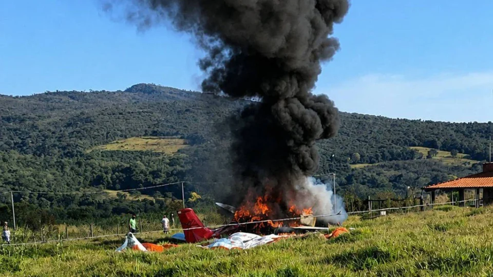 Avião de pequeno porte cai na Grande BH; piloto foi socorrido com ferimentos leves