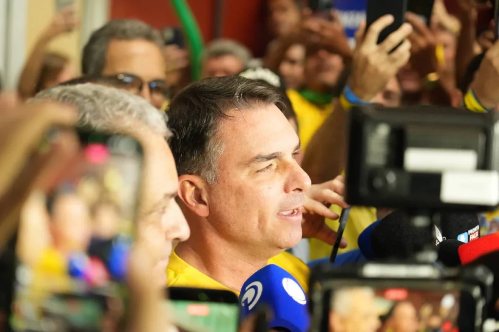 Flávio terceiriza prestação de contas de ‘Dark Horse’, e repasse de fundo dos EUA continua sem detalhes