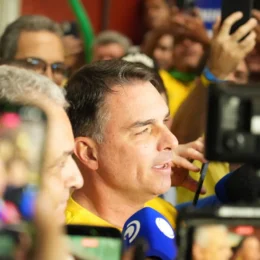 Flávio Bolsonaro evita dizer como votará sobre 6×1 e diz que trabalhador deve ter liberdade