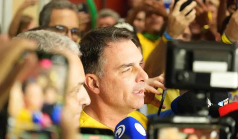 Flávio terceiriza prestação de contas de ‘Dark Horse’, e repasse dos EUA continua sem detalhes
