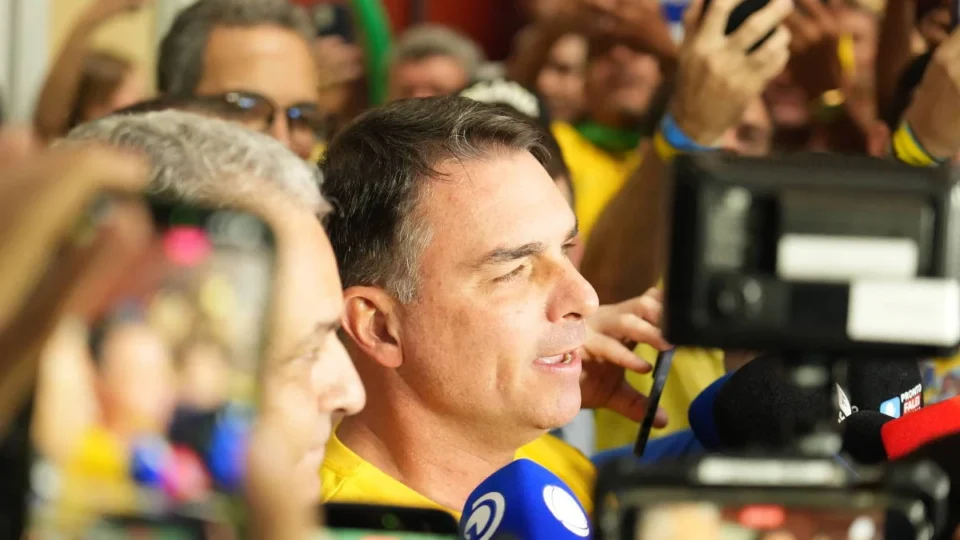 Flávio terceiriza prestação de contas de ‘Dark Horse’, e repasse de fundo dos EUA continua sem detalhes