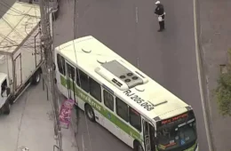 Ônibus são sequestrados e usados como barricadas em ruas do RJ após operação policial