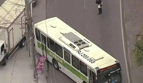 Ônibus são sequestrados e usados como barricadas em ruas do RJ após operação policial