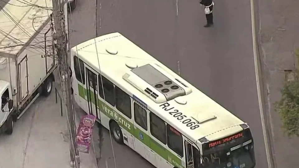 Ônibus são sequestrados e usados como barricadas em ruas do RJ após operação policial