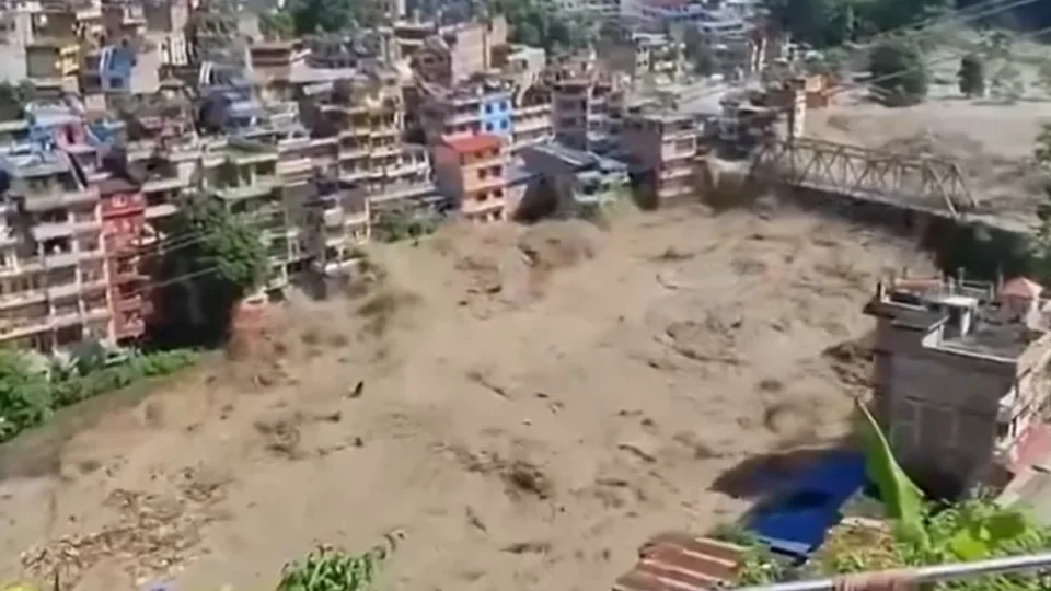 Terremoto de magnitude 5 atinge Tibete um dia após tragédia na fronteira com o Nepal
