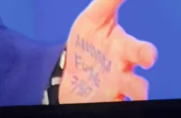 Flávio Bolsonaro repete o pai com ‘cola’ na mão durante entrevista à Globo