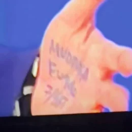 Flávio Bolsonaro repete o pai com ‘cola’ na mão durante entrevista à Globo
