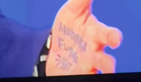 Flávio Bolsonaro repete o pai com ‘cola’ na mão durante entrevista à Globo