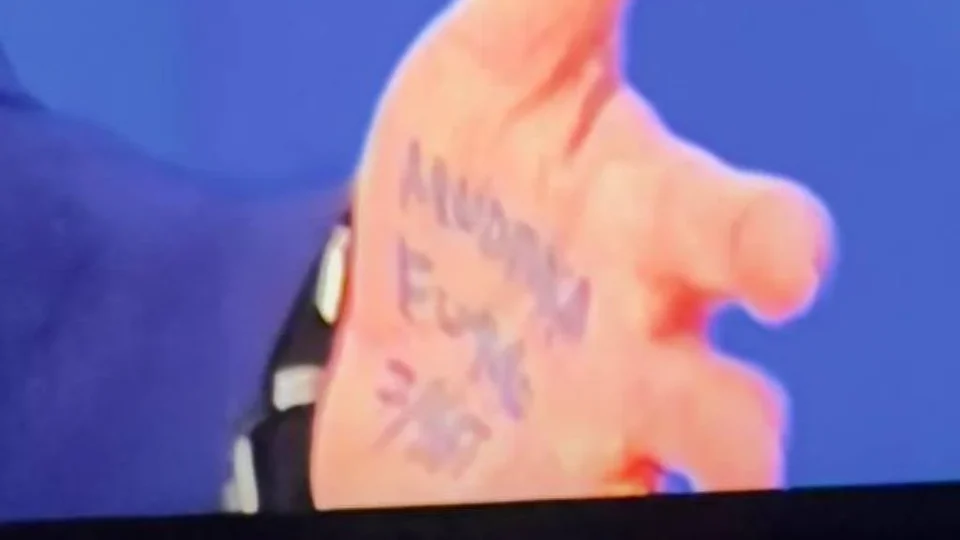 Flávio Bolsonaro repete o pai com ‘cola’ na mão durante entrevista à Globo