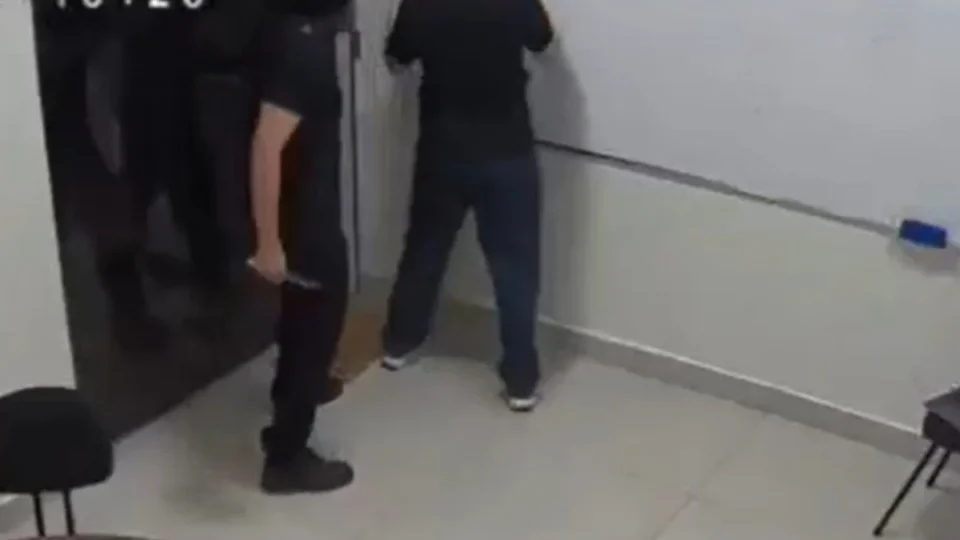 Adolescente é apreendido após atacar professor com canivete durante aula no AM