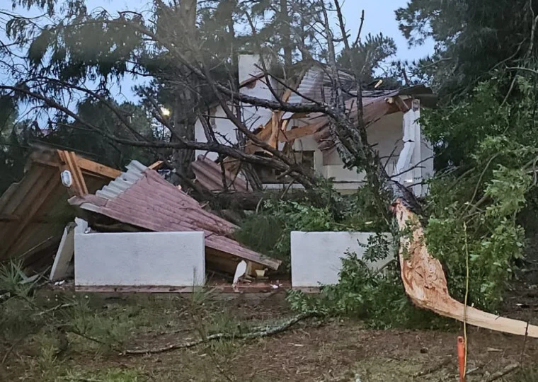 Vento destelhou casas em Lagoa MirimMetSul/Divulgação/JC