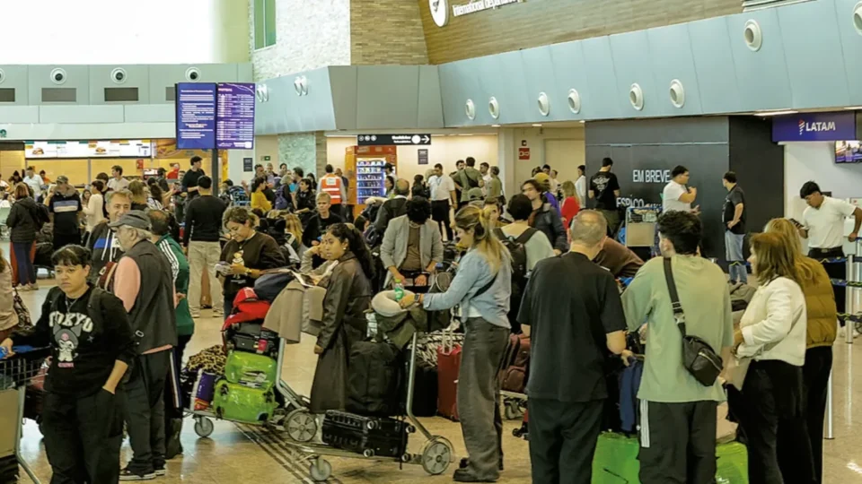 Passageiros continuam retidos no aeroporto internacional do RN após pouso de emergência
