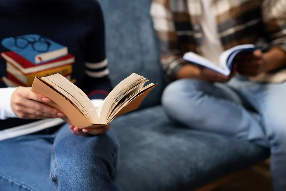 A leitura profunda depende de tempo, continuidade e poucas interrupções para que o cérebro estabeleça conexões entre diferentes ideias. Foto: Magnific