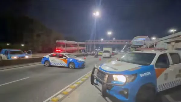 PM fecha a Avenida Brasil — Foto: Reprodução/TV Globo
